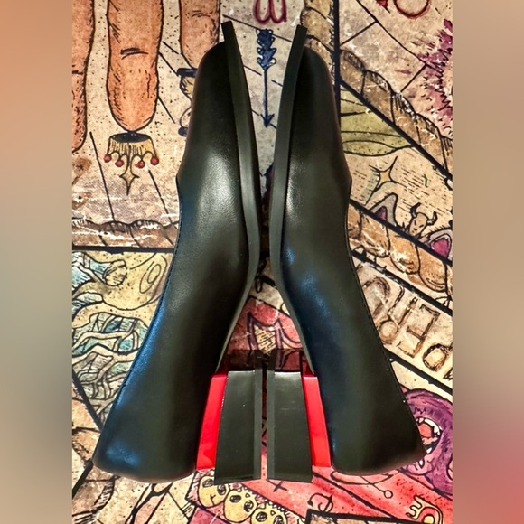 Black Kitten Heels with a Pop of Red Size 7 (but run big) - Picture 6 of 8